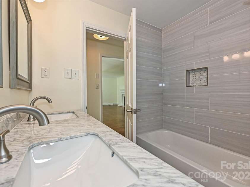 3849 Bon Rea Drive, Charlotte, NC 28226.  MLS# CAR4287106, YatesRealty ID 30466. Tub in secondary bath