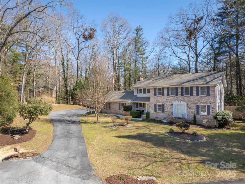 4 Bridle Path Court, Hendersonville, NC 28791.  MLS# CAR4229132, YatesRealty ID 30468. 