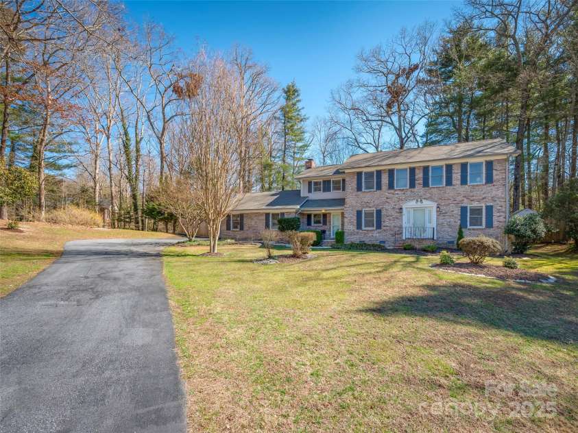 4 Bridle Path Court, Hendersonville, NC 28791.  MLS# CAR4229132, YatesRealty ID 30468. 