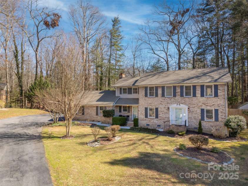 4 Bridle Path Court, Hendersonville, NC 28791.  MLS# CAR4229132, YatesRealty ID 30468. 