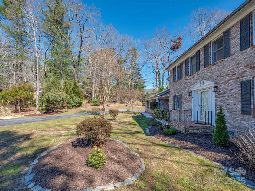4 Bridle Path Court, Hendersonville, NC 28791.  MLS# CAR4229132, YatesRealty ID 30468. 