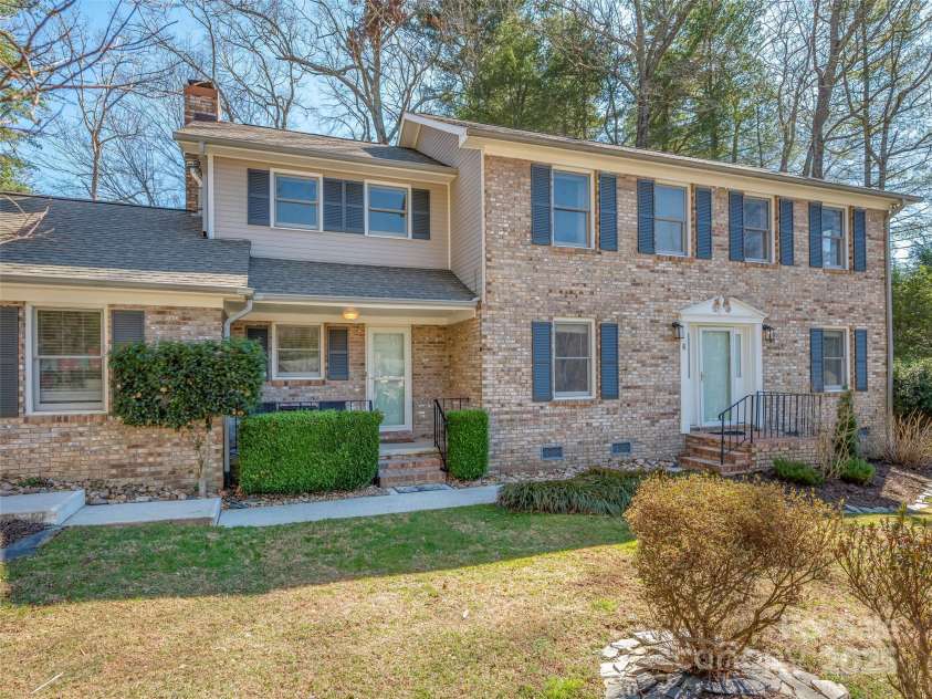 4 Bridle Path Court, Hendersonville, NC 28791.  MLS# CAR4229132, YatesRealty ID 30468. 