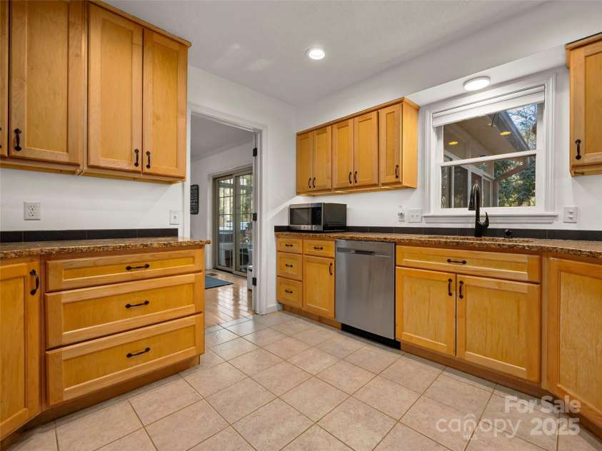4 Bridle Path Court, Hendersonville, NC 28791.  MLS# CAR4229132, YatesRealty ID 30468. 