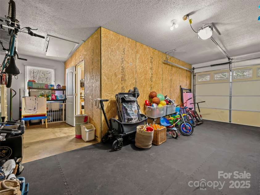 4 Bridle Path Court, Hendersonville, NC 28791.  MLS# CAR4229132, YatesRealty ID 30468. 