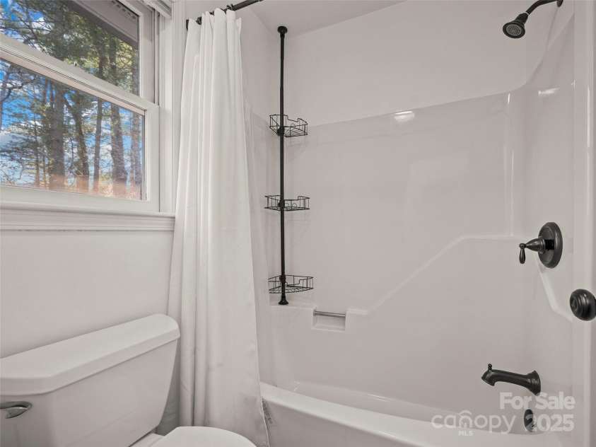 4 Bridle Path Court, Hendersonville, NC 28791.  MLS# CAR4229132, YatesRealty ID 30468. 