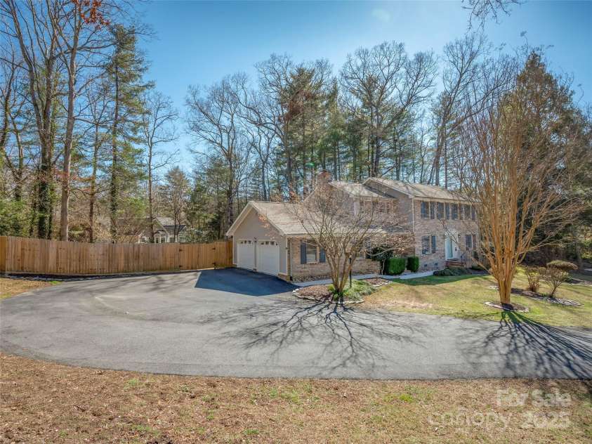 4 Bridle Path Court, Hendersonville, NC 28791.  MLS# CAR4229132, YatesRealty ID 30468. 