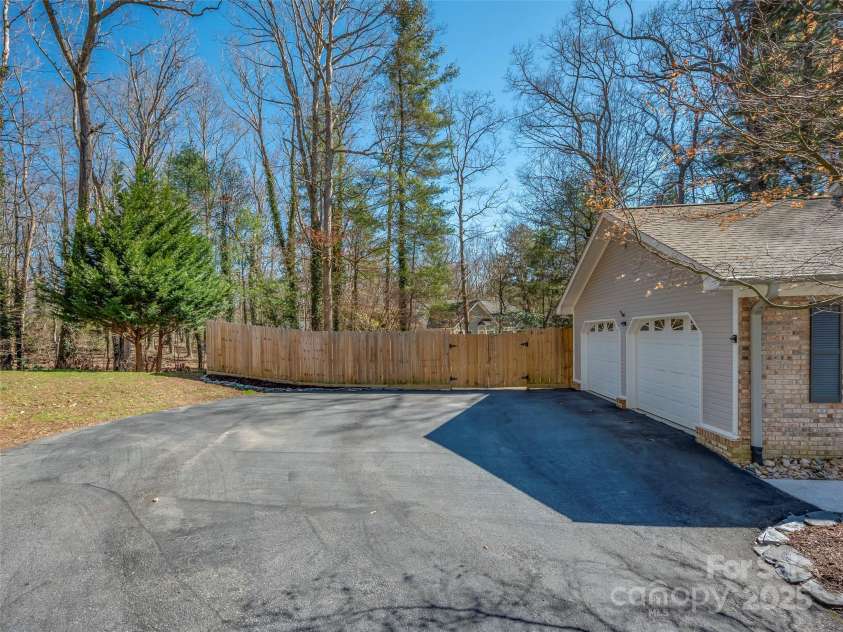 4 Bridle Path Court, Hendersonville, NC 28791.  MLS# CAR4229132, YatesRealty ID 30468. 
