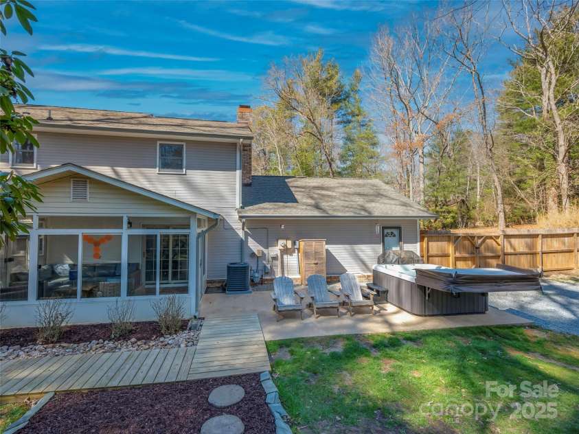 4 Bridle Path Court, Hendersonville, NC 28791.  MLS# CAR4229132, YatesRealty ID 30468. 