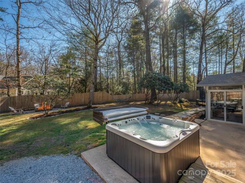 4 Bridle Path Court, Hendersonville, NC 28791.  MLS# CAR4229132, YatesRealty ID 30468. 