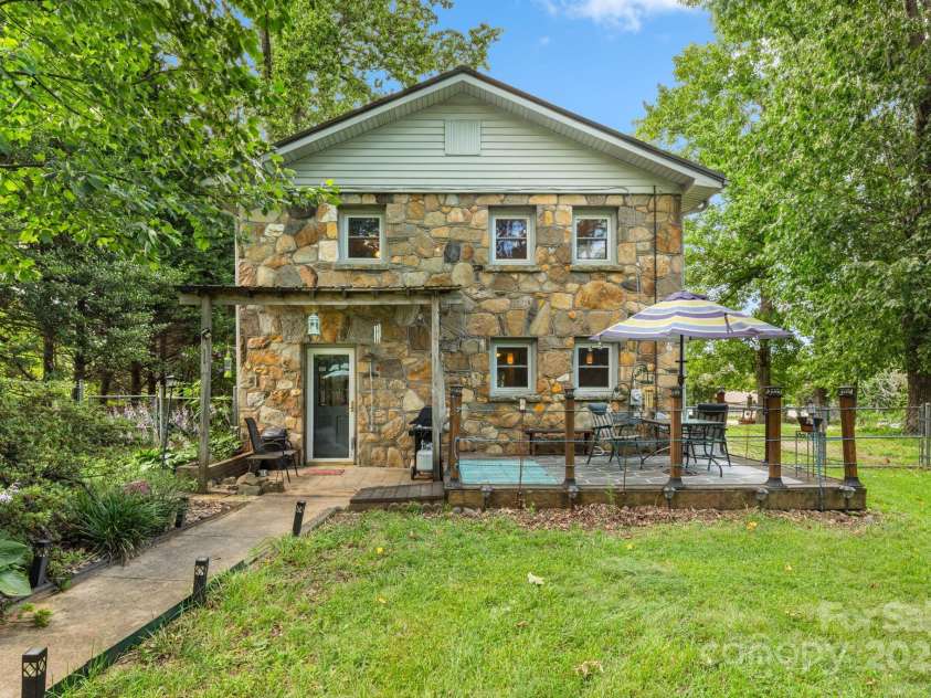 1058 Howard Gap Loop Road, Flat Rock, NC 28731.  MLS# CAR4279171, YatesRealty ID 30469. 