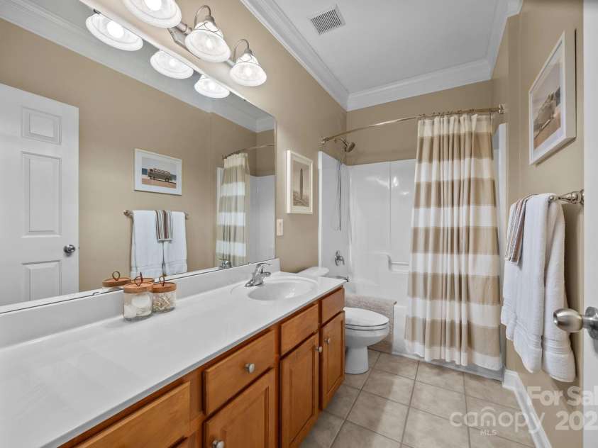 6703 Garden Hill Drive, Huntersville, NC 28078.  MLS# CAR4265776, YatesRealty ID 30476. Hall bath with crown molding detail