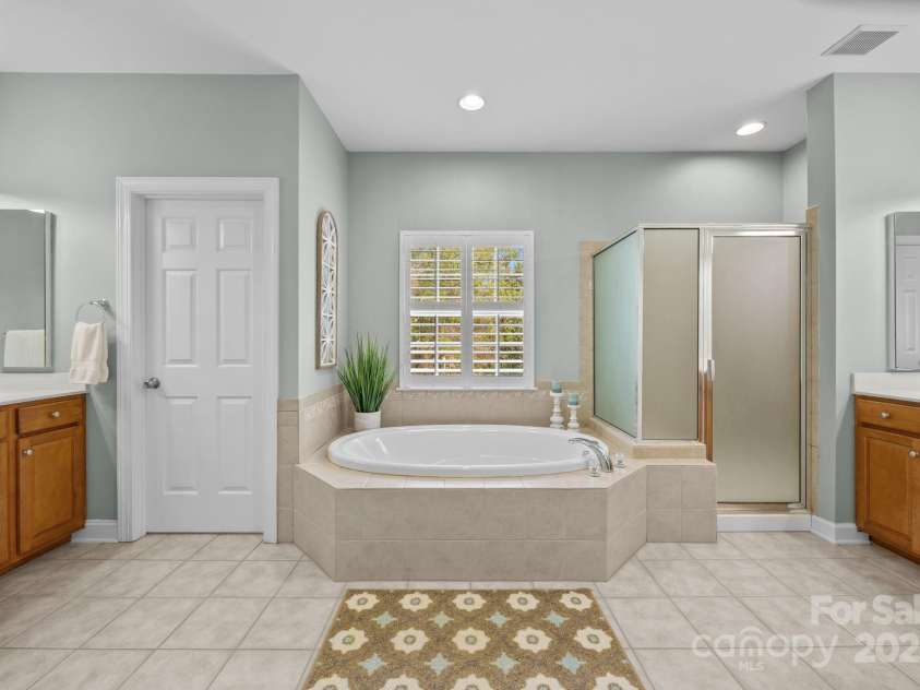 6703 Garden Hill Drive, Huntersville, NC 28078.  MLS# CAR4265776, YatesRealty ID 30476. Primary bathroom with soaking tub