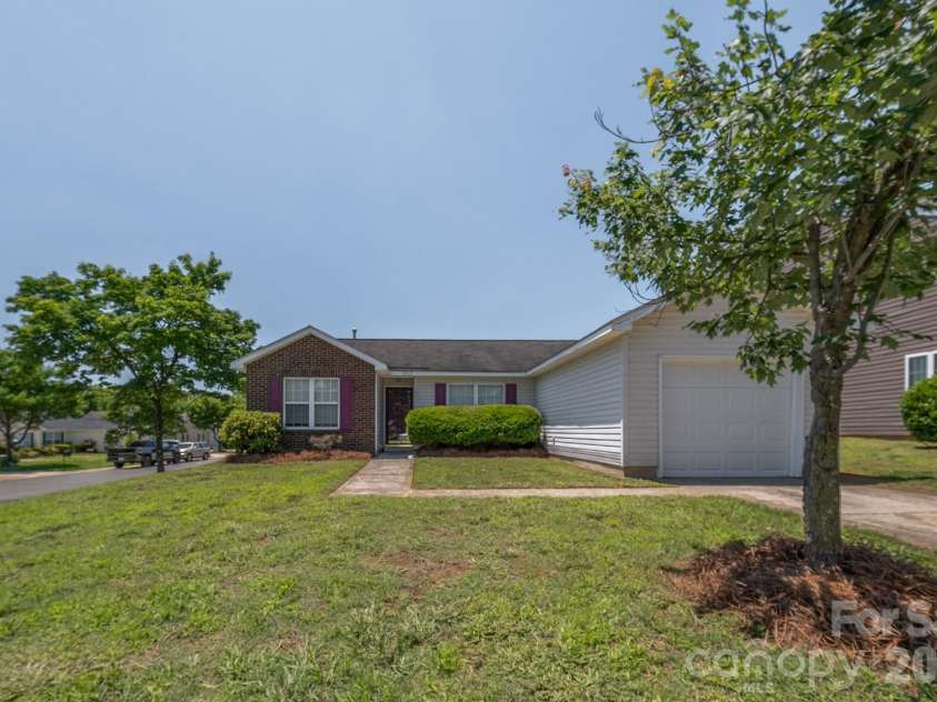 3003 Fairglen Road, Charlotte, NC 28269.  MLS# CAR4392341, YatesRealty ID 30477. 