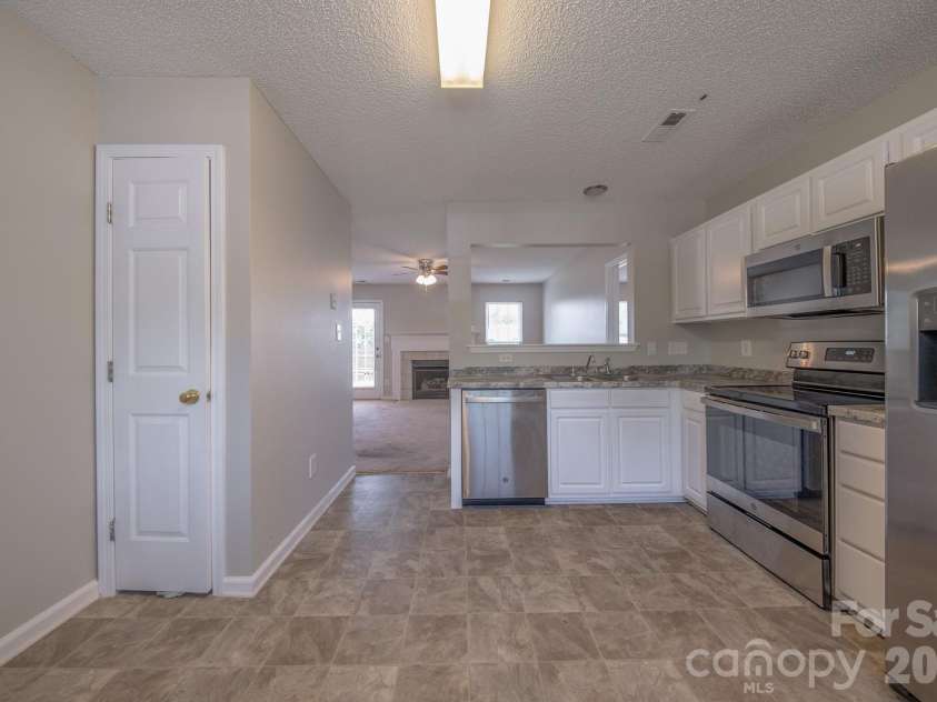3003 Fairglen Road, Charlotte, NC 28269.  MLS# CAR4392341, YatesRealty ID 30477. 
