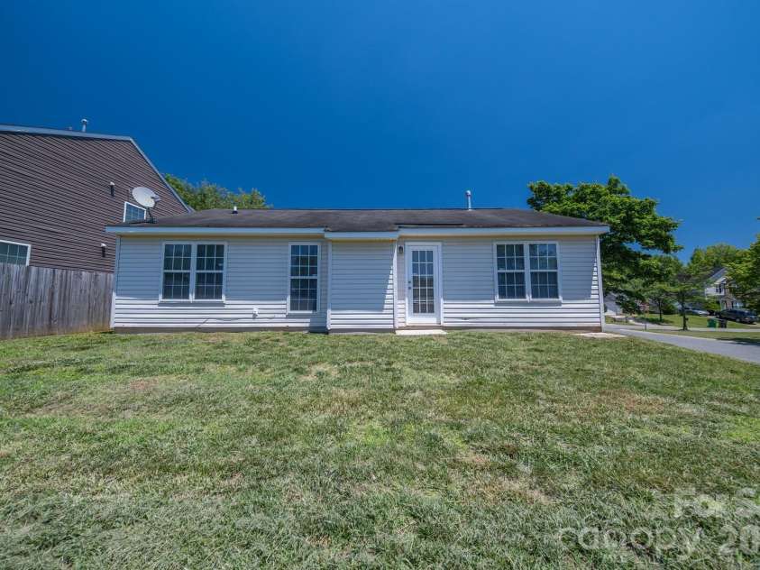 3003 Fairglen Road, Charlotte, NC 28269.  MLS# CAR4392341, YatesRealty ID 30477. 
