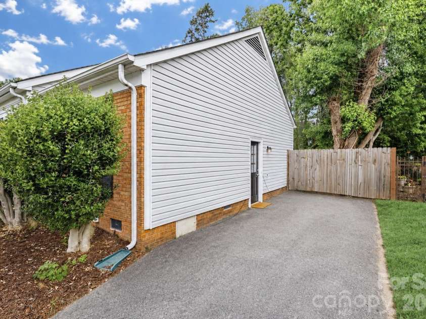 7441 Riding Trail Road, Charlotte, NC 28212.  MLS# CAR4391897, YatesRealty ID 30478. 