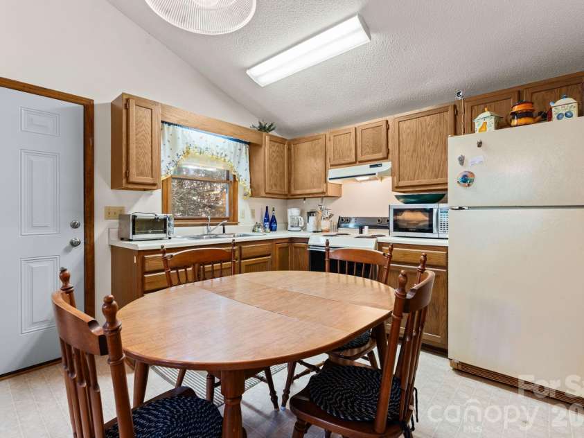 8977 Rose Hollow Avenue, Newland, NC 28657.  MLS# CAR4379990, YatesRealty ID 30482. 
