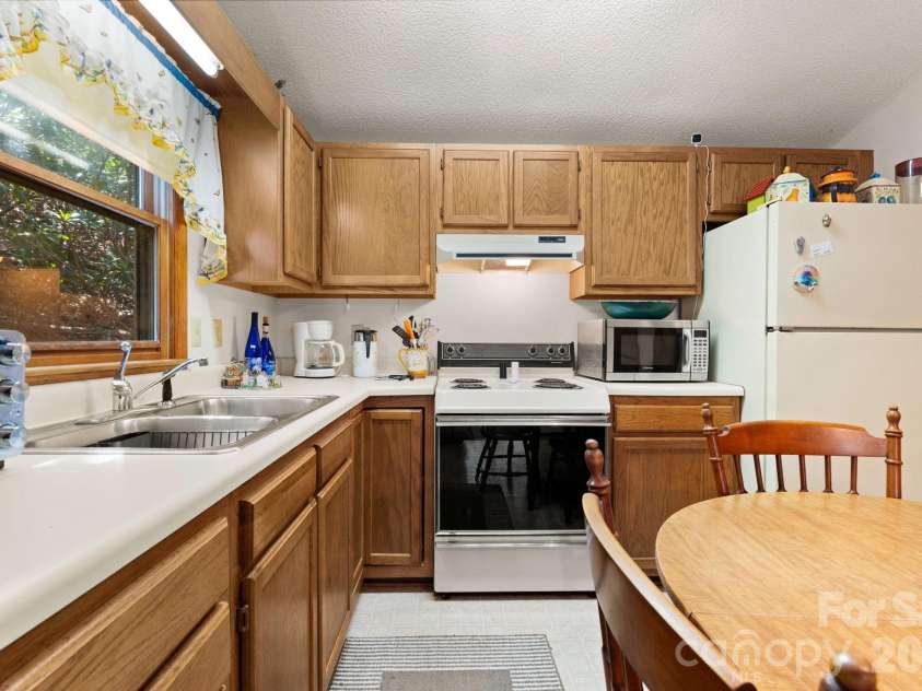 8977 Rose Hollow Avenue, Newland, NC 28657.  MLS# CAR4379990, YatesRealty ID 30482. 