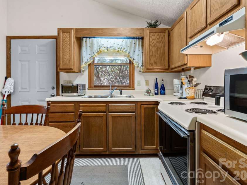 8977 Rose Hollow Avenue, Newland, NC 28657.  MLS# CAR4379990, YatesRealty ID 30482. 