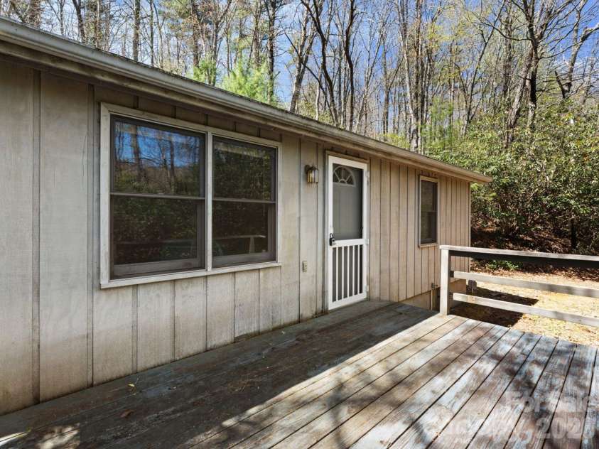 8977 Rose Hollow Avenue, Newland, NC 28657.  MLS# CAR4379990, YatesRealty ID 30482. 