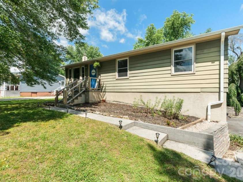 1177 Runway Drive, Hendersonville, NC 28792.  MLS# CAR4381042, YatesRealty ID 30483. 