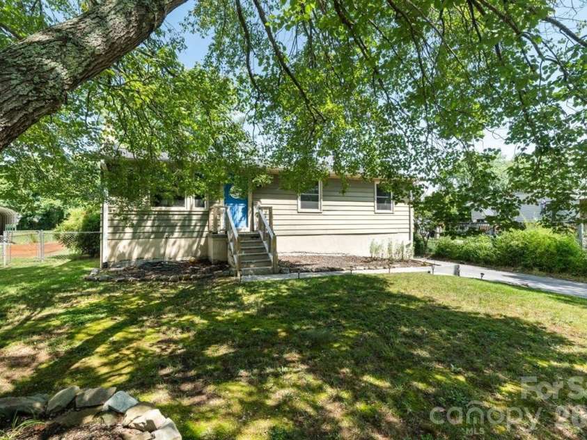 1177 Runway Drive, Hendersonville, NC 28792.  MLS# CAR4381042, YatesRealty ID 30483. 