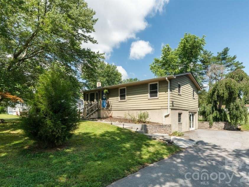 1177 Runway Drive, Hendersonville, NC 28792.  MLS# CAR4381042, YatesRealty ID 30483. Welcome to 1177 Runway, Welcome home