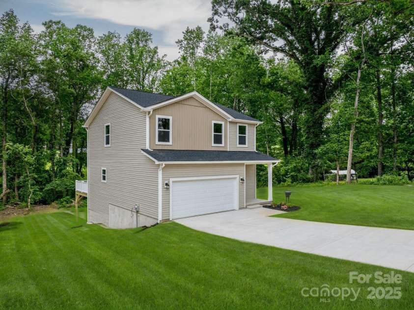 1951 32nd Street, Hickory, NC 28601.  MLS# CAR4280609, YatesRealty ID 30483. 