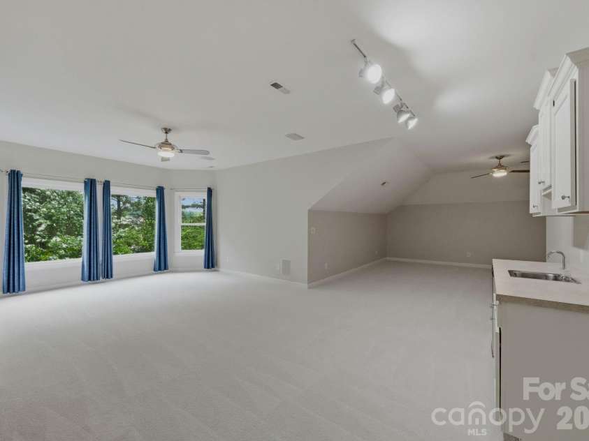 1107 Doverstone Court, Matthews, NC 28104.  MLS# CAR4383935, YatesRealty ID 30488. Fantastic 3rd floor