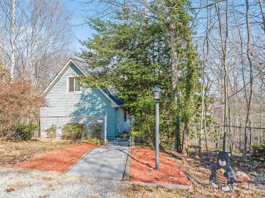 1350 Davis Mountain Road, Hendersonville, NC 28739.  MLS# CAR4322768, YatesRealty ID 30489. 
