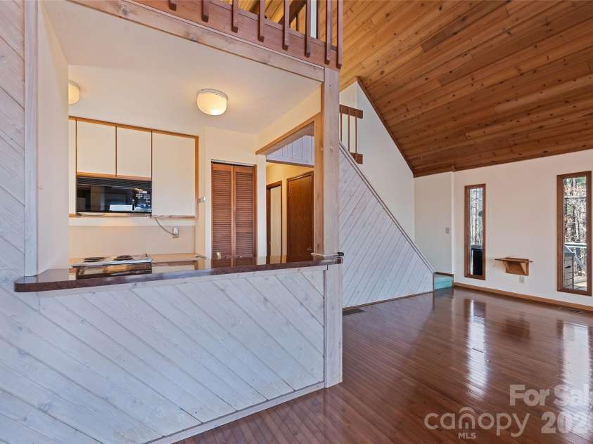 1350 Davis Mountain Road, Hendersonville, NC 28739.  MLS# CAR4322768, YatesRealty ID 30489. 