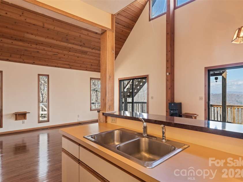 1350 Davis Mountain Road, Hendersonville, NC 28739.  MLS# CAR4322768, YatesRealty ID 30489. 