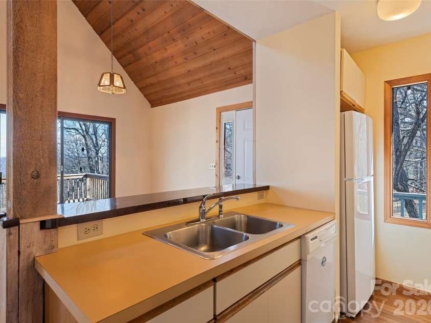 1350 Davis Mountain Road, Hendersonville, NC 28739.  MLS# CAR4322768, YatesRealty ID 30489. 