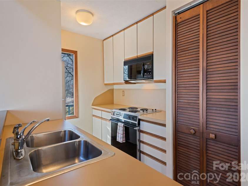 1350 Davis Mountain Road, Hendersonville, NC 28739.  MLS# CAR4322768, YatesRealty ID 30489. 