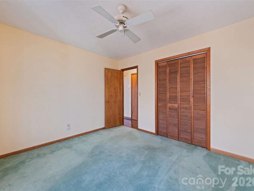 1350 Davis Mountain Road, Hendersonville, NC 28739.  MLS# CAR4322768, YatesRealty ID 30489. 