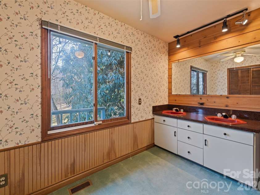 1350 Davis Mountain Road, Hendersonville, NC 28739.  MLS# CAR4322768, YatesRealty ID 30489. 