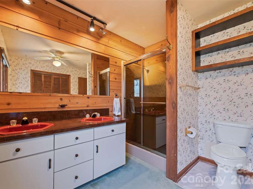1350 Davis Mountain Road, Hendersonville, NC 28739.  MLS# CAR4322768, YatesRealty ID 30489. 