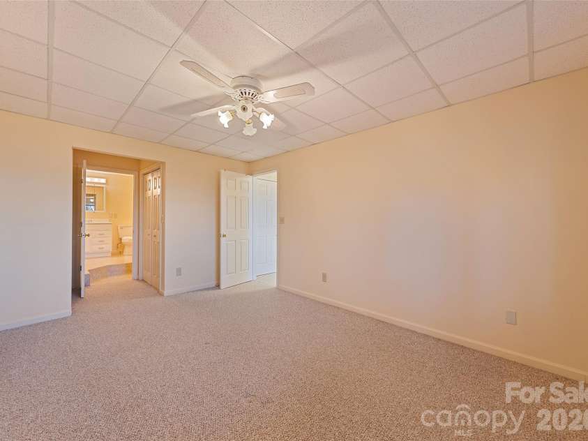 1350 Davis Mountain Road, Hendersonville, NC 28739.  MLS# CAR4322768, YatesRealty ID 30489. 