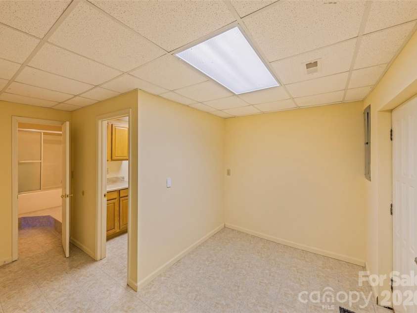 1350 Davis Mountain Road, Hendersonville, NC 28739.  MLS# CAR4322768, YatesRealty ID 30489. 