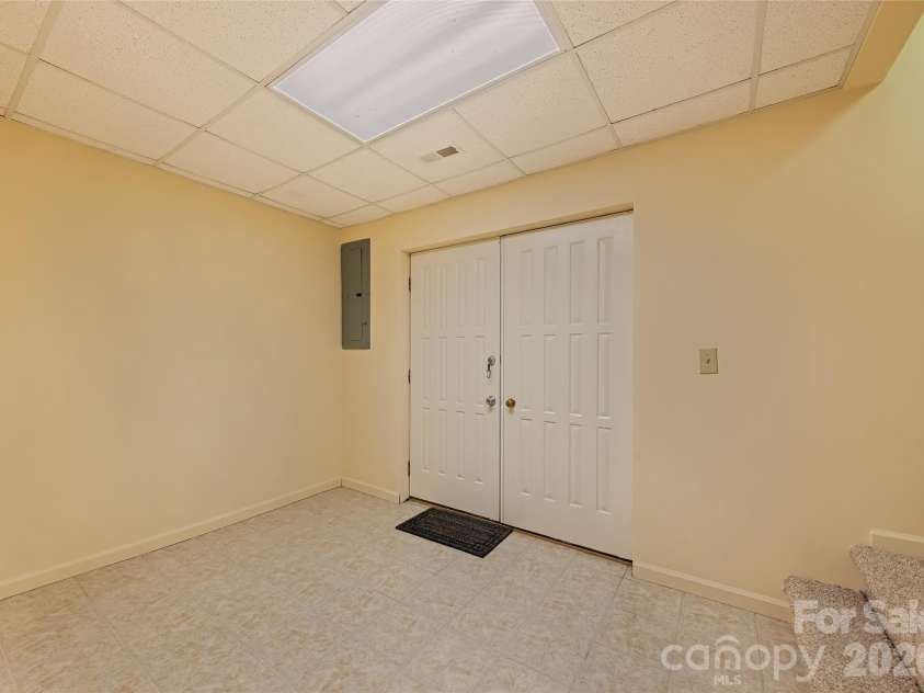 1350 Davis Mountain Road, Hendersonville, NC 28739.  MLS# CAR4322768, YatesRealty ID 30489. 