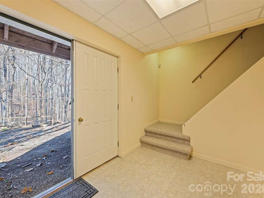 1350 Davis Mountain Road, Hendersonville, NC 28739.  MLS# CAR4322768, YatesRealty ID 30489. 