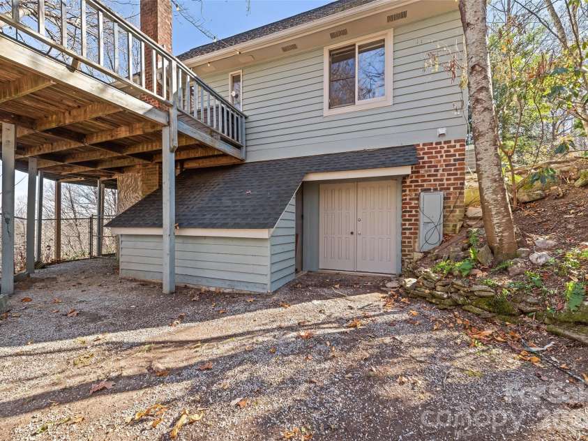 1350 Davis Mountain Road, Hendersonville, NC 28739.  MLS# CAR4322768, YatesRealty ID 30489. 