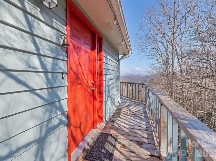1350 Davis Mountain Road, Hendersonville, NC 28739.  MLS# CAR4322768, YatesRealty ID 30489. 