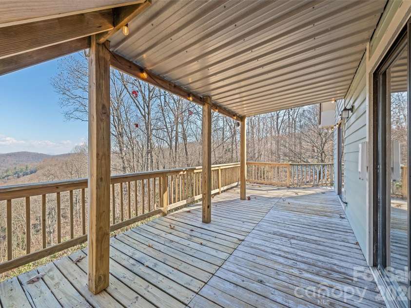 1350 Davis Mountain Road, Hendersonville, NC 28739.  MLS# CAR4322768, YatesRealty ID 30489. 