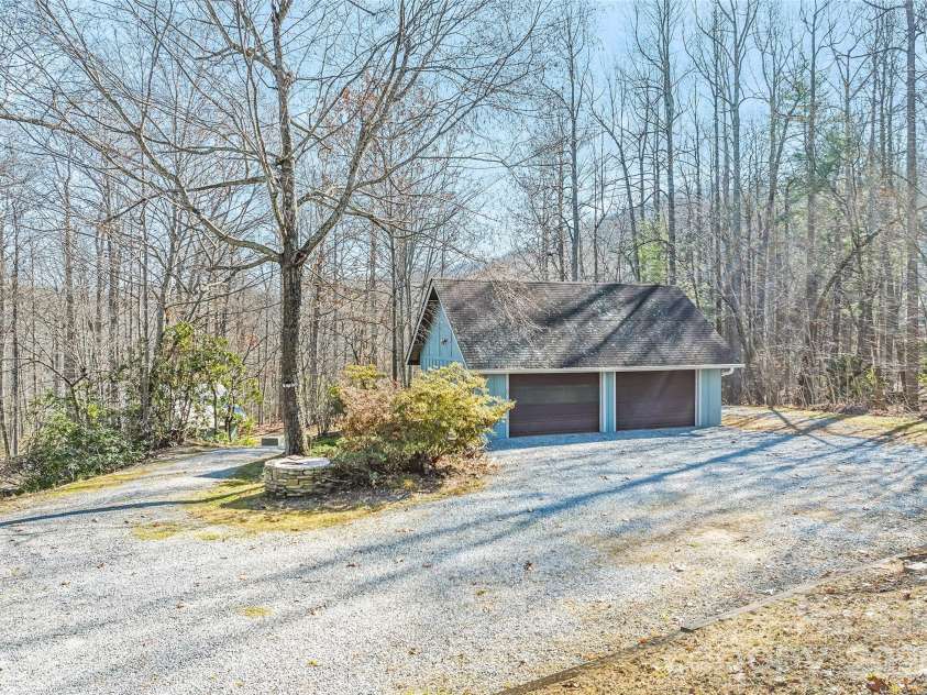 1350 Davis Mountain Road, Hendersonville, NC 28739.  MLS# CAR4322768, YatesRealty ID 30489. 
