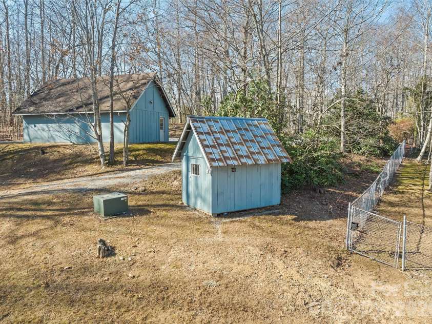 1350 Davis Mountain Road, Hendersonville, NC 28739.  MLS# CAR4322768, YatesRealty ID 30489. 