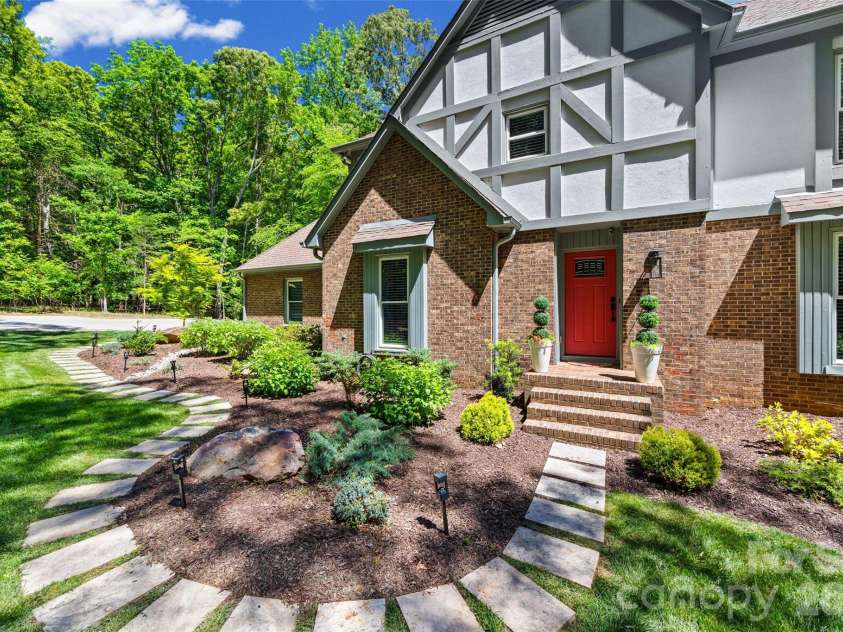 517 Raintree Drive, Matthews, NC 28104.  MLS# CAR4376465, YatesRealty ID 30492. 