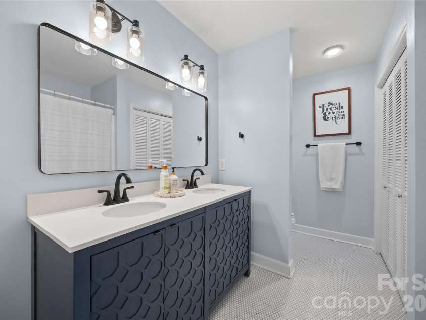 517 Raintree Drive, Matthews, NC 28104.  MLS# CAR4376465, YatesRealty ID 30492. 