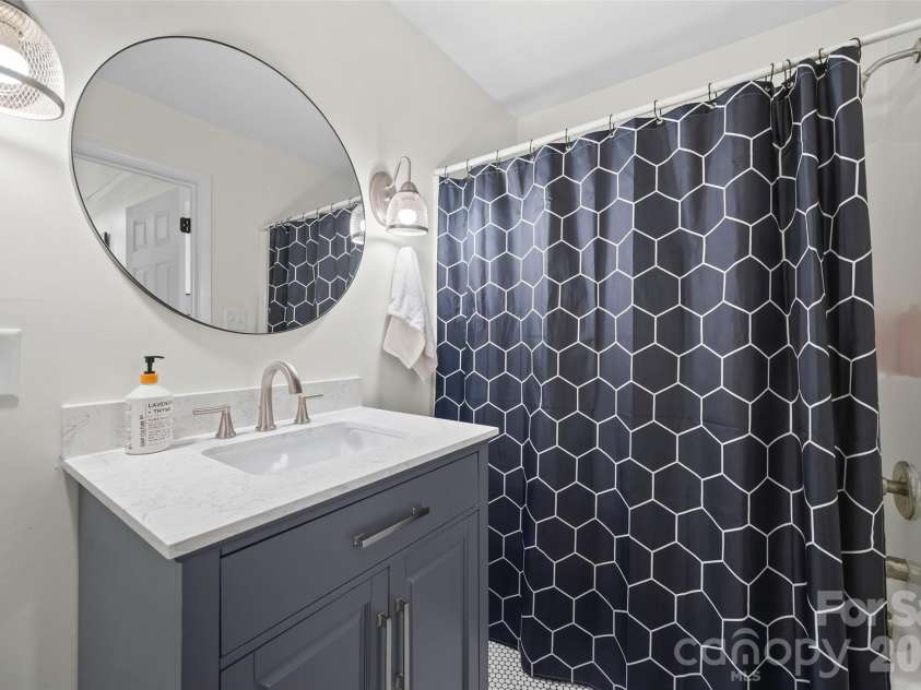 517 Raintree Drive, Matthews, NC 28104.  MLS# CAR4376465, YatesRealty ID 30492. 