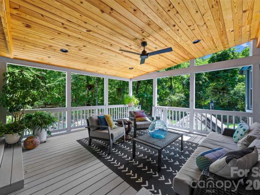 517 Raintree Drive, Matthews, NC 28104.  MLS# CAR4376465, YatesRealty ID 30492. 